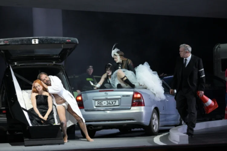 Le Grand Macabre.  Anna Nekhames (Venus), Peter Marsh (Piet vom Fass), Elizabeth Reiter (Amanda), Karolina Makuła (Amando) und Simon Neal (Nekrotzar) sowie im Hintergrund Statisterie der Oper Frankfurt | © Foto: Barbara Aumüller