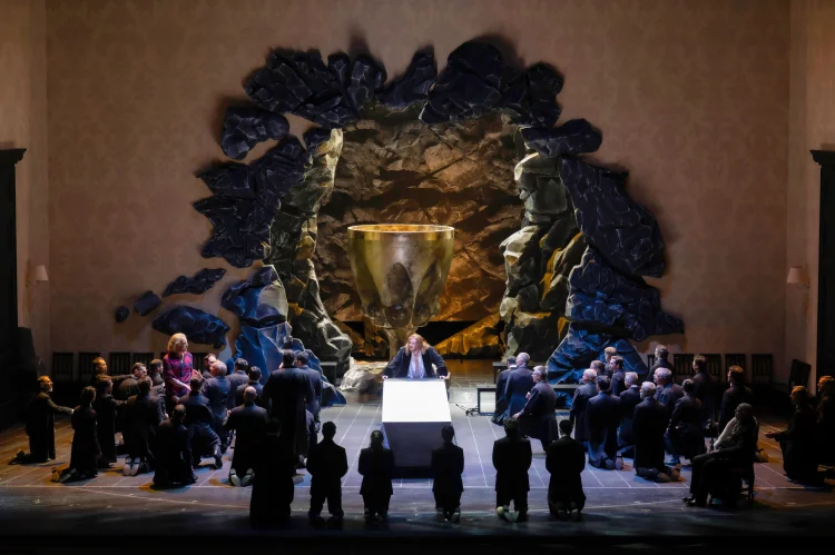 Ian Koziara (Parsifal; links) und Nicholas Brownlee (Amfortas; mittig) sowie Ensembl