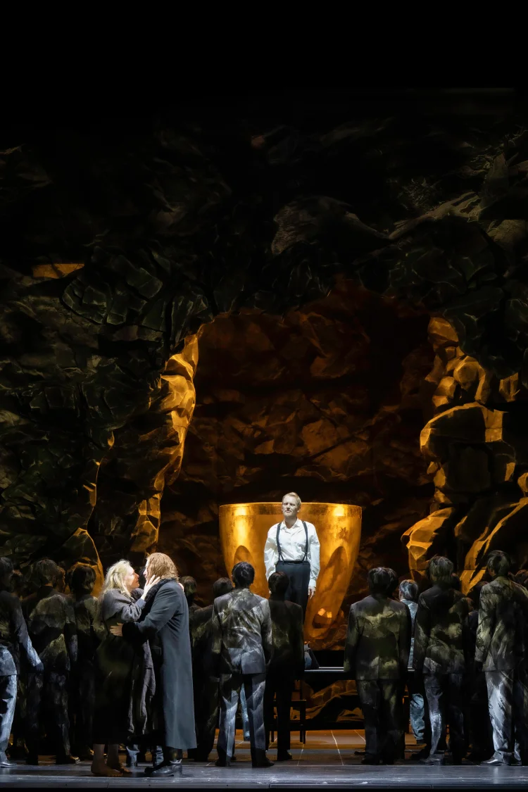 v.l.n.r. Jennifer Holloway (Kundry), Ian Koziara (Parsifal) und Nicholas Brownlee (Amfortas) sowie Ensemble