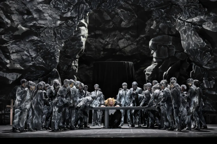 Nicholas Brownlee (Amfortas; in der Bildmitte sitzend) und Ensemble