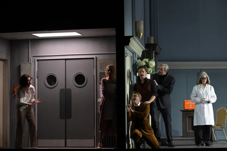 v.l.n.r. Kelsey Lauritano (Dorabella), Teona Todua (Fiordiligi), Jonas Müller (Guglielmo; kniend), Magnus Dietrich (Ferrando), Liviu Holender (Don Alfonso) und Bianca Tognocchi (Despina) | &copy; Foto: Barbara Aumüller