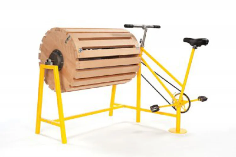 	  Ausstellung „Jung. Innovativ. Genial. Preisgekröntes Schwedisches Design von „Ung“ und „Design S““ (Bis 27.04.2014): Pedalbetriebene Schälmaschine. Design: An Ni Le