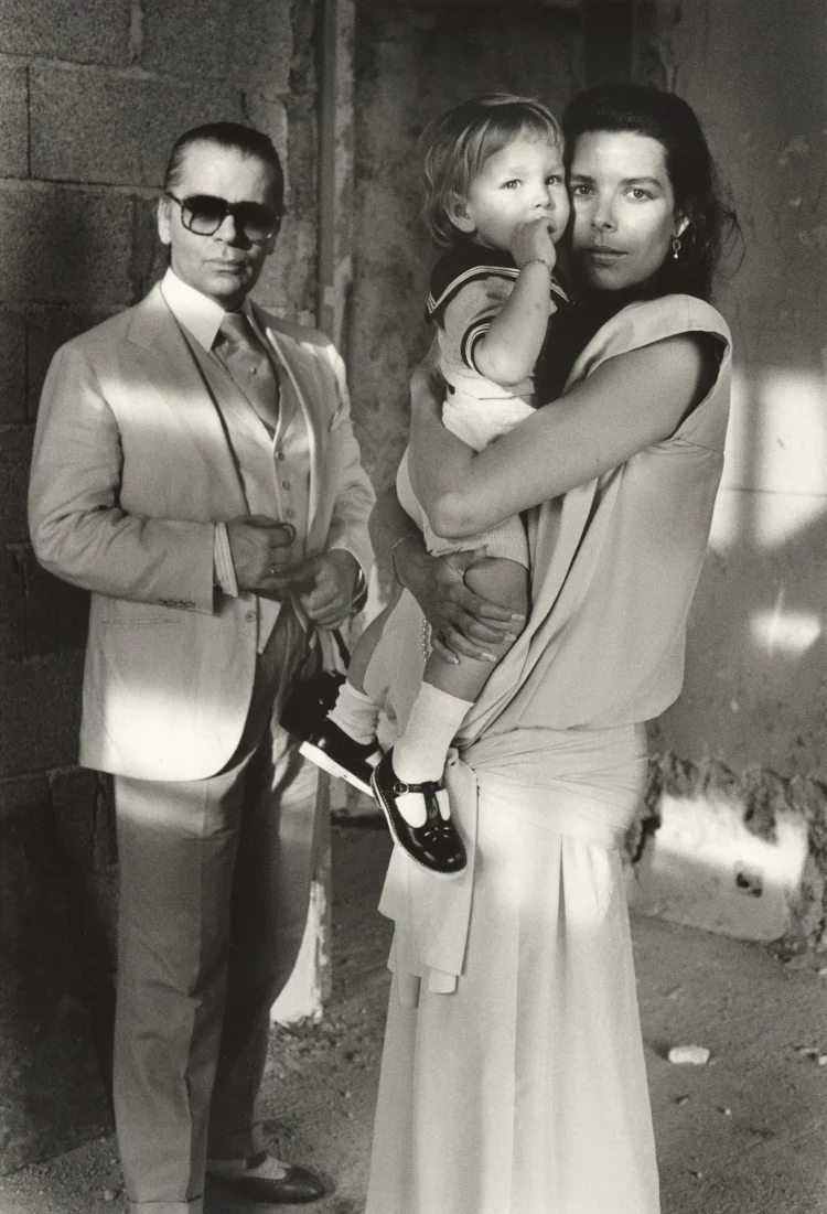 Alice Springs: Princess Caroline of Monaco with her son Andrea and Karl Lagerfeld, Villa La Vigie, Monaco 1986 | © Foto: Copyright Helmut Newton Foundation