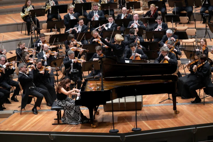 Anna Vinnitskaya, Joana Mallwitz und die Berliner Philharmoniker  | © Foto: Monika Rittershaus
