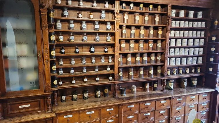 Historischer Apothekerschrank