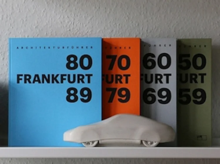 	  Die „Architekturführer Frankfurt“-Reihe von Wilhelm Edward Opatz: 1950–59, 1960–69, 1970–79 und 1980–89. Foto: Lettkemann – Eigenes Werk, CC BY-SA 4.0