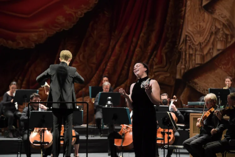 Szenenbild aus der Oper „Ariadne auf Naxos” in Frankfurt | © Foto: Oper Frankfurt