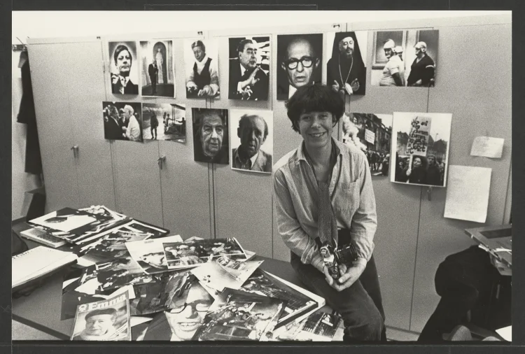 Barbara Klemm in ihrem Büro in der Frankfurter Allgemeinen Zeitung, 1982 | © Foto: HMF, Foto: Calle Hesslefors