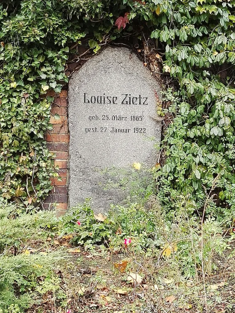 Grab von Luise Zietz, Gedenkstätte der Sozialisten auf dem Zentralfriedhof Friedrichsfelde in Berlin-Lichtenberg | © Foto: wikimedia commons CC BY-SA 3.0