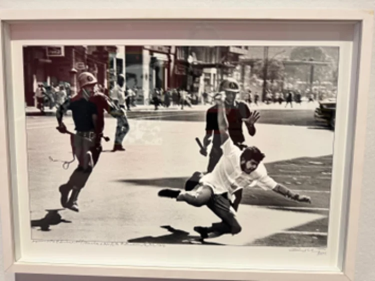 Fotografie von Evandro Teixeira, *Passeata dos 100 mil [Marcha de los 100 mil / March of the One Hundred Thousand]*, 1968  Fotoansicht, “POP BRASIL – Vanguardia y Nueva Figuración (1960s–1970s)” MALBA – Museo de Arte Latinoamericano de Buenos Aires | &copy; Foto: Michele Sciurba