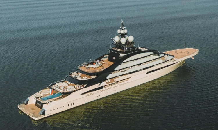 Luxuriöse Megayacht auf ruhiger See, Thailand, 07.08.24  | &copy; Foto: Michael Kanivetsky