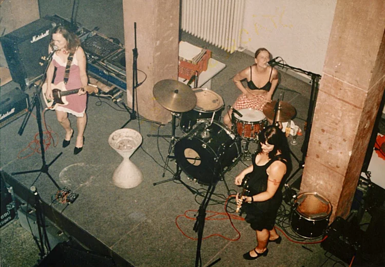 Auftritt beim Sommerfest der Kunstakademie Städelschule Juli 1994; v. li. n. re.: AC, AW, BA | © Foto: 3 Pussy Kisses