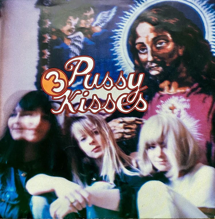 Vorderseite des Covers der Single „3 Pussy Kisses“; v. li. n. re.: BA, AW, AC | © Foto: Adorján Kovács