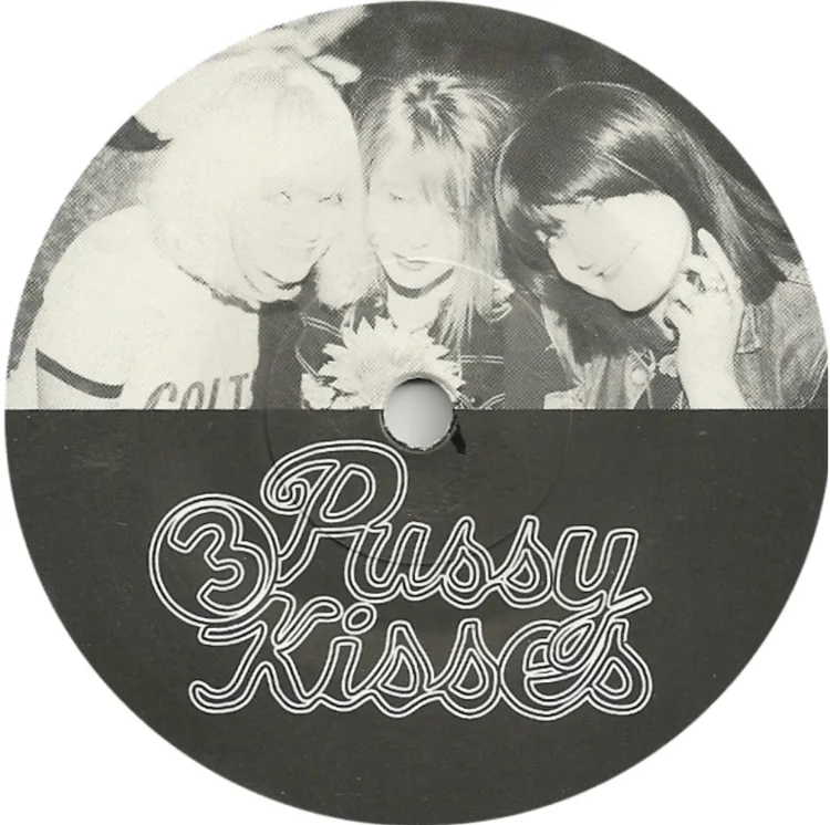 Label der B-Seite der Single „3 Pussy Kisses“; v. li. n. re.: AC, AW, BA | © Foto: Adorján Kovács