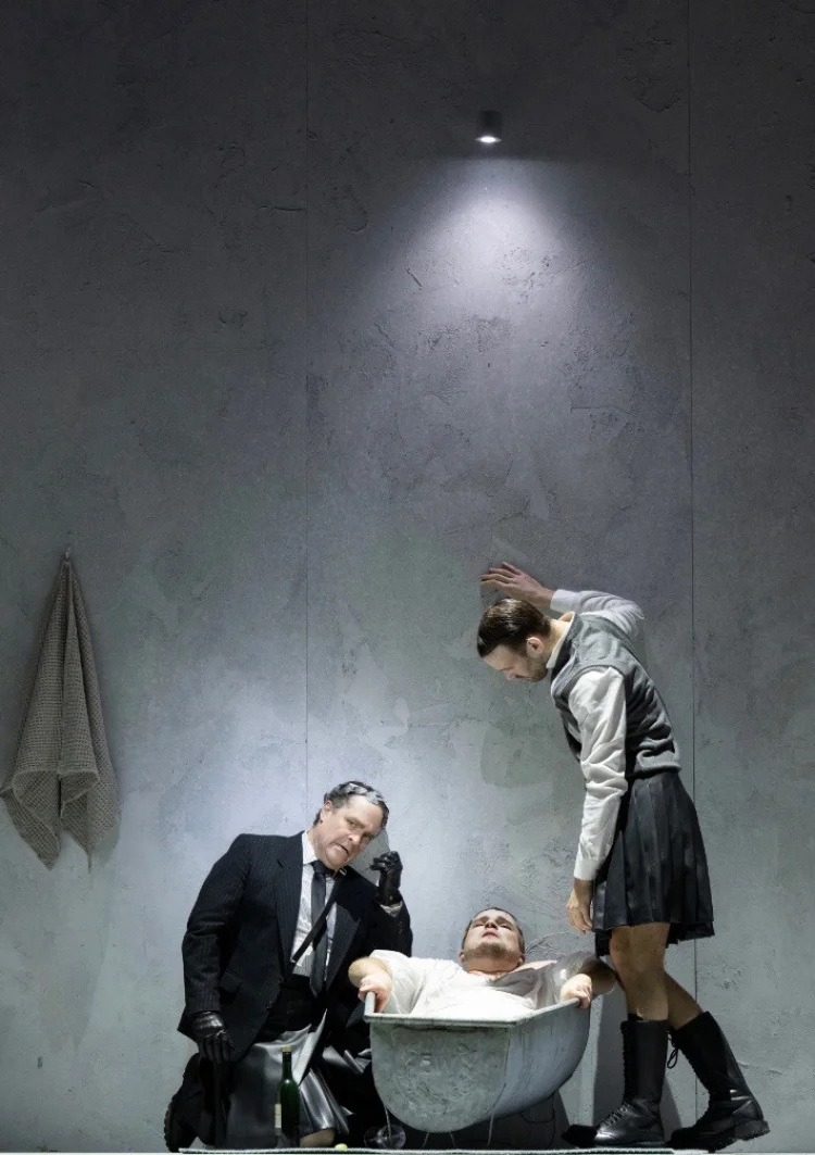 Lawrence Zazzo (Giulio Cesare), Nils Wanderer (Tolomeo; in der Wanne liegend) und Jarrett Porter (Curio) | © Foto: Monika Rittershaus