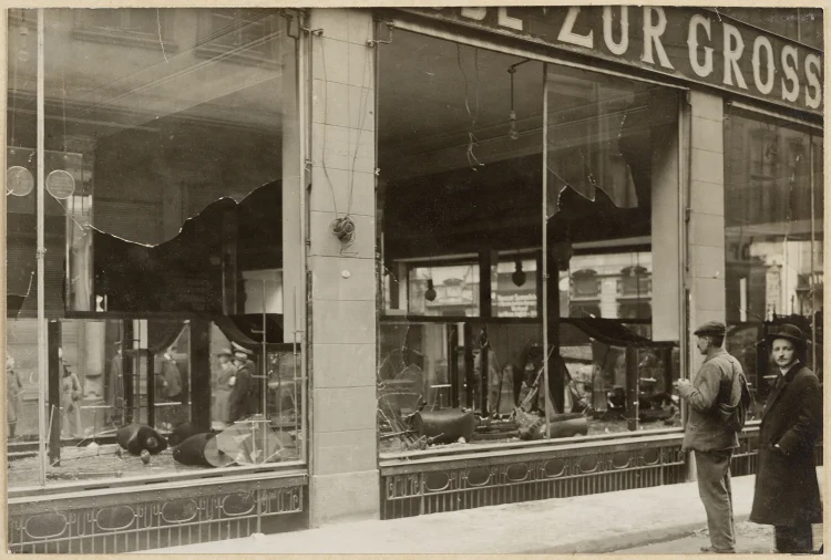 Leonhard Kleemann, Nach den Plünderungen vom 31. März 1919, Esders und Dyckhoff, Ecke Neue Kräme - Sandgasse, zerstörte Schaufensterfront, 1919 | © Foto: Historisches Museum Frankfurt, Horst Ziegenfusz