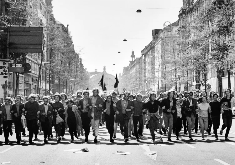 Demonstration gegen den Vietnamkrieg, Kaiserstraße, 1970 | © Foto: Barbara Klemm, HMF