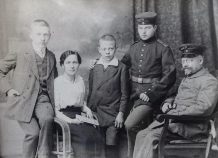 Johanna und Richard Tesch mit ihren drei Söhnen (v.l.n.r.) Wilhelm (Busch), Carl (Carlemann) und Friedrich (Friedel) 1915 (Foto Privatbesitz Sonja Tesch); entnommen aus http://dieterwesp.de/data/documents/Broschuere-Briefe-01_compressed.pdf