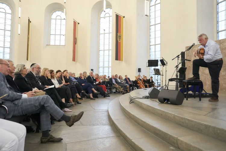 Nach seiner Laudatio gratuliert Wolf Biermann mit Heinrich Heine | © Foto: Alexander Paul Englert