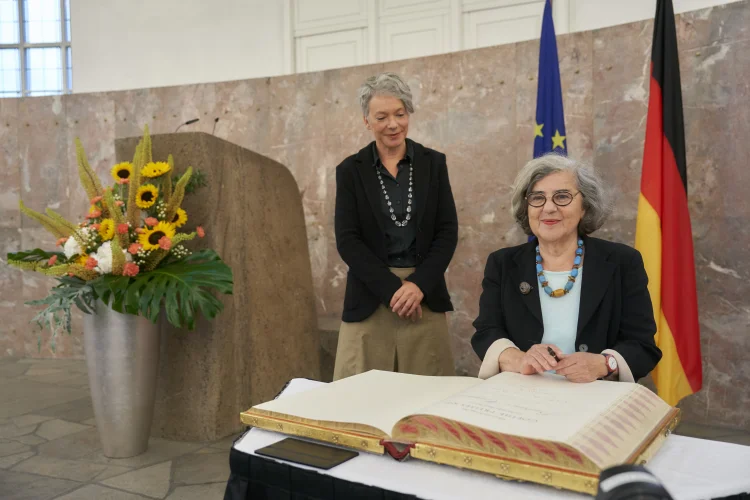 Barbara Honigmann trägt sich ins Goldene Buch der Stadt Frankfurt ein | © Foto: Alexander Paul Englert