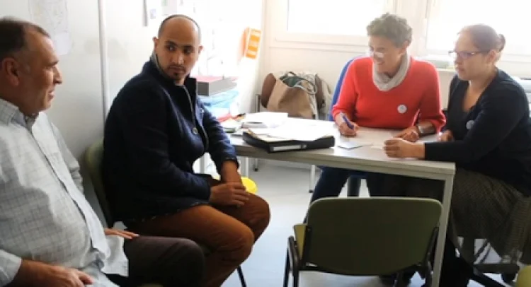 	  Ehrenamtliches Engagement für Flüchtlinge: Insbesondere ist Unterstützung bei Formularen, Anträgen und Behördengängen gefragt. (Video-Screenshot)
