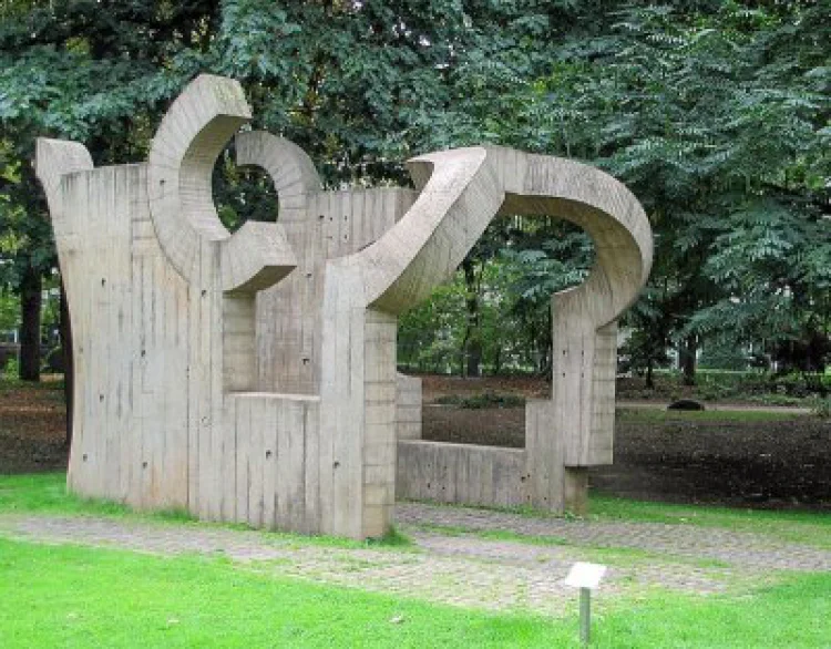 Das Denkmal „Haus für Goethe“ (1986) von Eduardo Chillida, an der Taunusanlage in Frankfurt am Main  | © Foto: Foto: Dontworry – Eigenes Werk, CC BY-SA 3.0