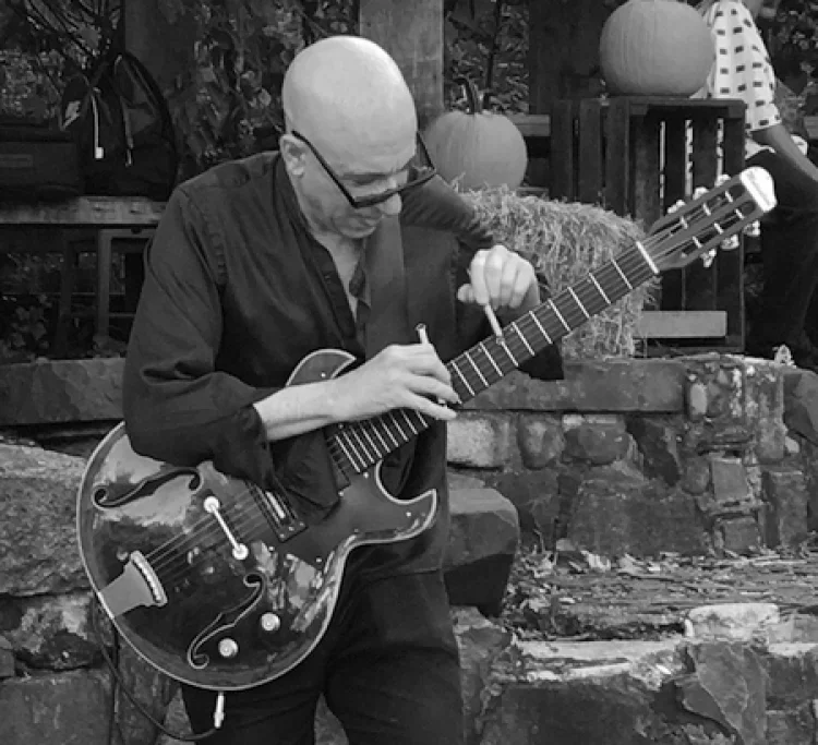 Elliott Sharp im Garten | © Foto: Norman Westberg