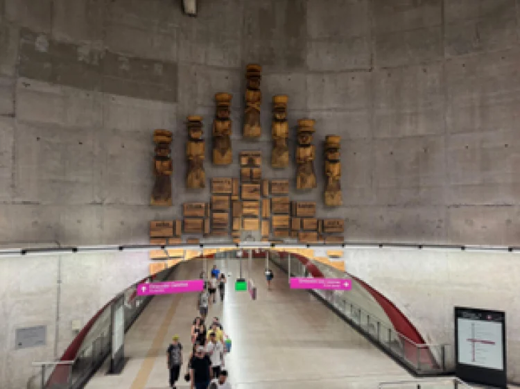 Antonio Paillafil, Los pasos de la vida por la Tierra. Fotoansicht, Ausstellung in U-Bahn Station Biobío, Santiago de Chile | &copy; Foto: Michele Sciurba