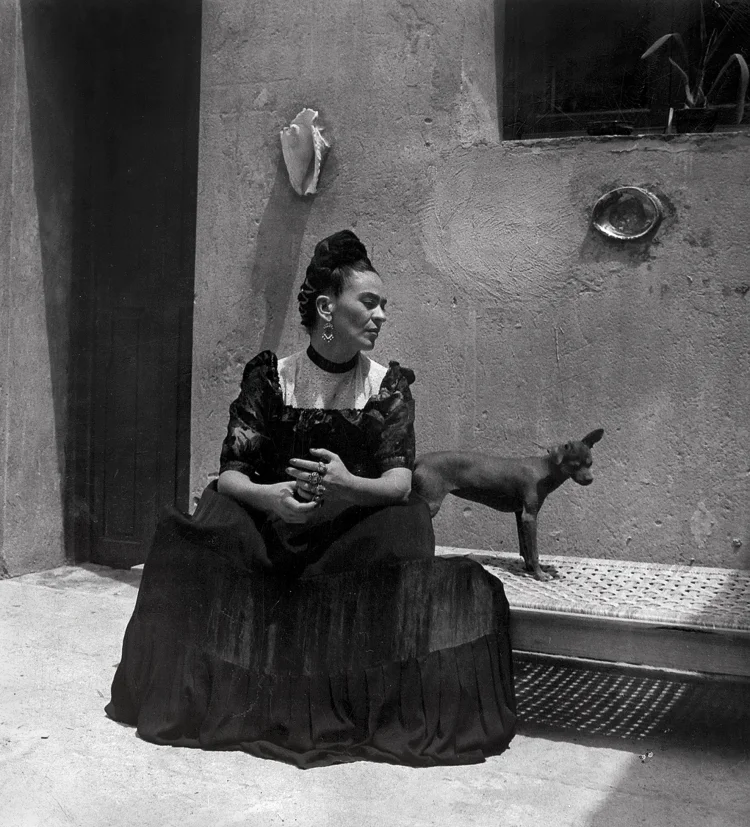 Frida Kahlo, fotografiert von Lola Álvarez Bravo, ca. 1944 | © Foto: Diego Rivera & Frida Kahlo Archives, Bank of Mexico, Treuhänder im Diego Rivera and Frida Kahlo Museum Trust  © VG Bild-Kunst, Bonn 2023