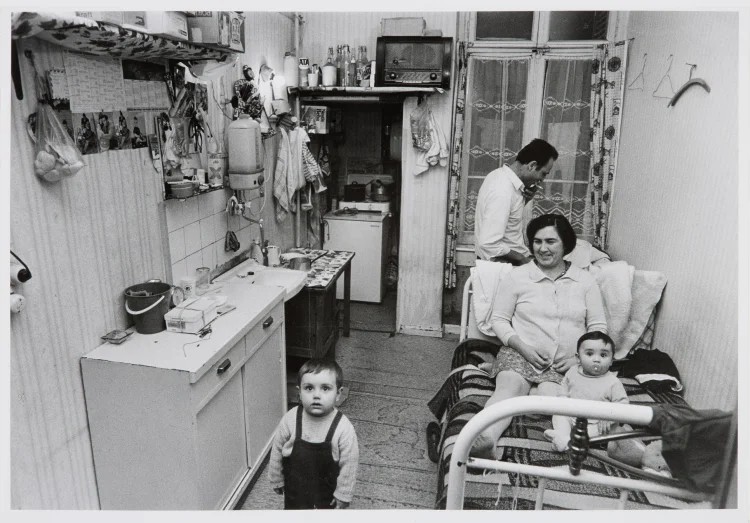 Gastarbeiterfamilie in einer Wohnküche | © Foto: HMF, Horst Ziegenfusz
