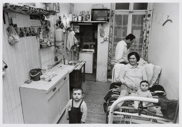 Gastarbeiterfamilie in einer Wohnküche | © Foto: HMF, Horst Ziegenfusz