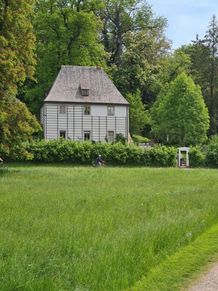Blick auf das Gartenhaus von Goethe im Park an der Ilm | © Foto: Walter H. Krämer