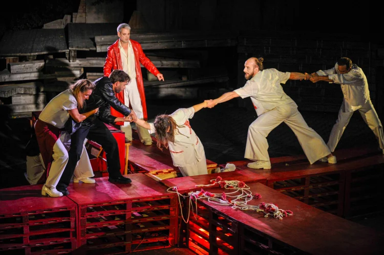 Globe Berlin: Hamlet – Gezerre um die tote Ophelia (Helena Krey) | © Foto: Globe Berlin/Thorsten Wulff