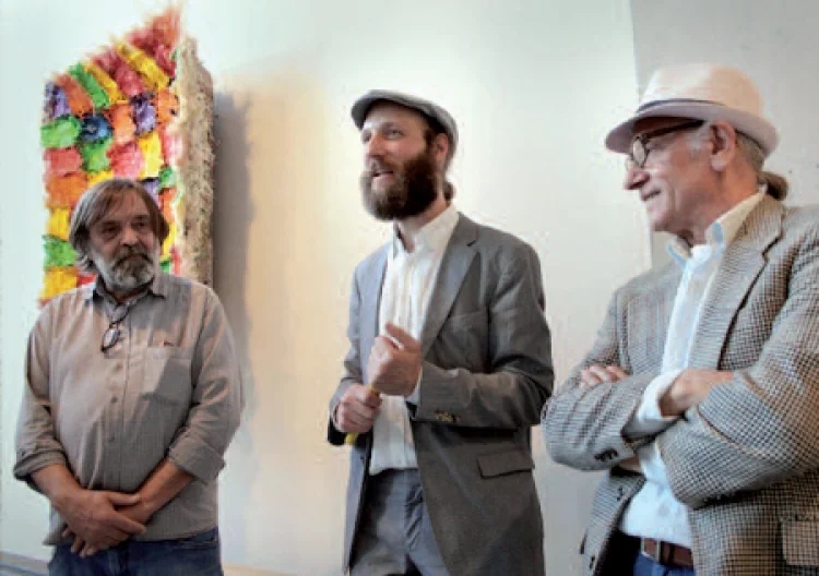 	  Der Galerist Moritz Pankok (Mitte) mit den Künstlern Imrich Tomáš (rechts) und Alfred Ullrich (links) in der Galerie Kai Dikhas in Berlin, 2018 | © Foto: Foto: Galerie Kai Dikhas