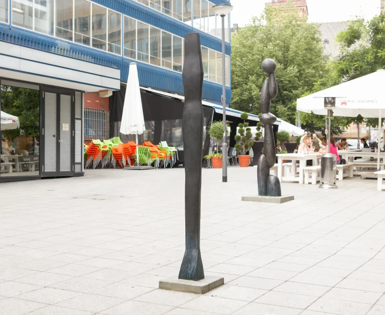 Christa von Schnitzler: Stele in der Frankfurter Sandgasse (im Hintergrund eine Skulptur von Hans Steinbrenner) | © Foto: Wolfgang Günzel, Offenbach am Main
