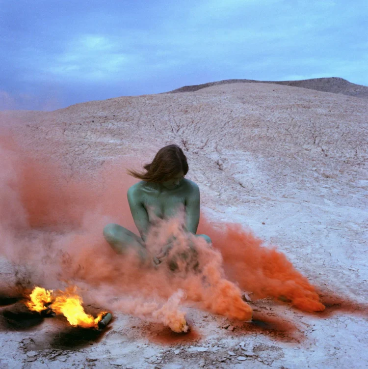 Judy Chicago, Smoke Bodies from Women and Smoke, 1972, Fireworks performance, Performed in the California Desert | © Foto: Judy Chicago/Artists Rights Society (ARS), New York, Photo courtesy of Through the Flower Archives, Courtesy of the artist; Salon 94, New York; and Jessica Silverman Gallery, San Francisco © VG Bild-Kunst, Bonn 2022 