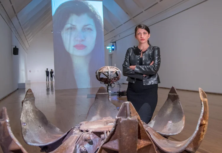 Selma Selman „Flowers of Life“. Installationsansicht mit der Künstlerin, Schirn Kunsthalle Frankfurt 2024 | © Foto: Faust Kultur, Bernd Kammerer