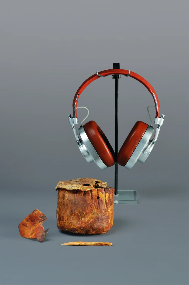 Rohhautgefäß, Ägypten, 4. Jtd. v. Chr. und Kopfhörer, Master & Dynamic, New York, 2014 | &copy; Foto: Deutsches Ledermuseum, C. Perl-Appl