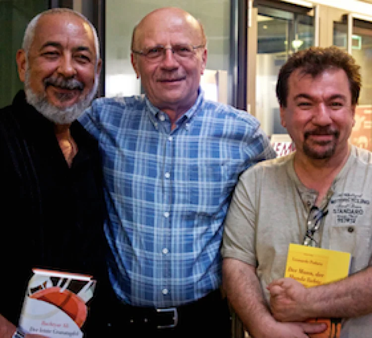 	  Der Verleger Lucien Leitess (Mitte), hier mit den Autoren Bachtyar Ali (rechts) und Leonardo Padura (links) | © Foto: Foto: Kahsraw Hamakarim