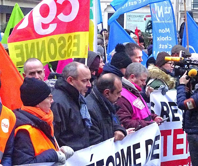 Demonstration gegen die Borne-Rentenreform, Januar 2023. In der Mitte Laurent Berger (CFDT) und Philippe Martinez (CGT) | © Foto: Roland Godefroy auf wikimedia commons