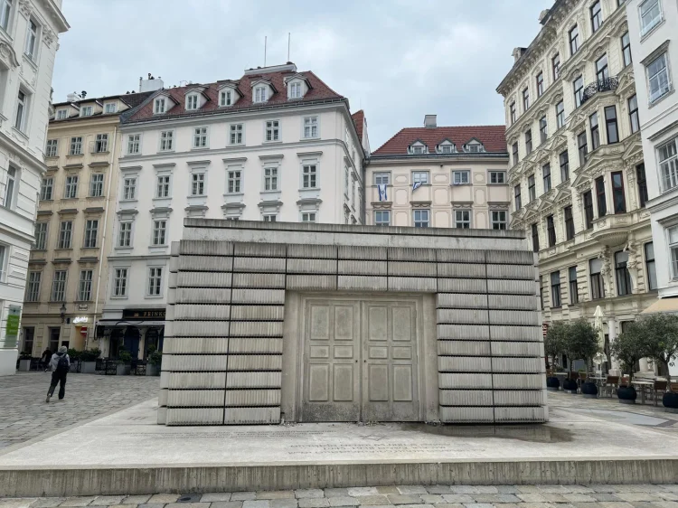 Mahnmal für die österreichischen Opfer der Schoah am Wiener Judenplatz | © Foto: Michele Sciurba