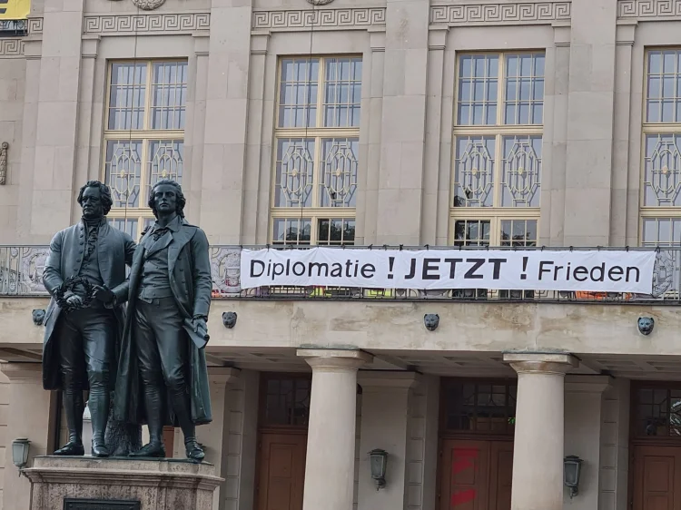 Goethe-Schiller-Denkmal und Nationaltheater Weimar  | © Foto: Walter H. Krämer