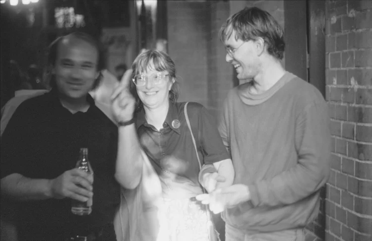 Gert Neumann, Elke Erb, Sascha Anderson, 1986 vor der Samariterkirche | © Foto: Harald Hauswald