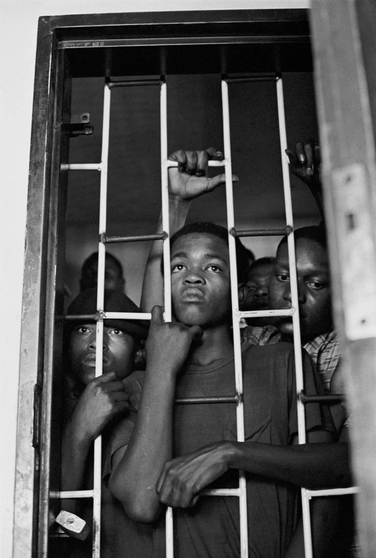 Ernest Cole: Südafrika, 1960er-Jahre. Diese Jungen wurden beim unerlaubten Betreten eines Gebiets für Weiße erwischt. Aus dem Kapitel „Police & Passes“ | © Foto: Ernest Cole / Magnum Photos