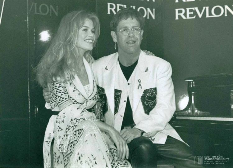 Claudia Schiffer mit Elton John in Frankfurt, Mai 1993 | © Foto: ISG FFM Best. S7FR Nr. 20012, Foto: Jochen Günther