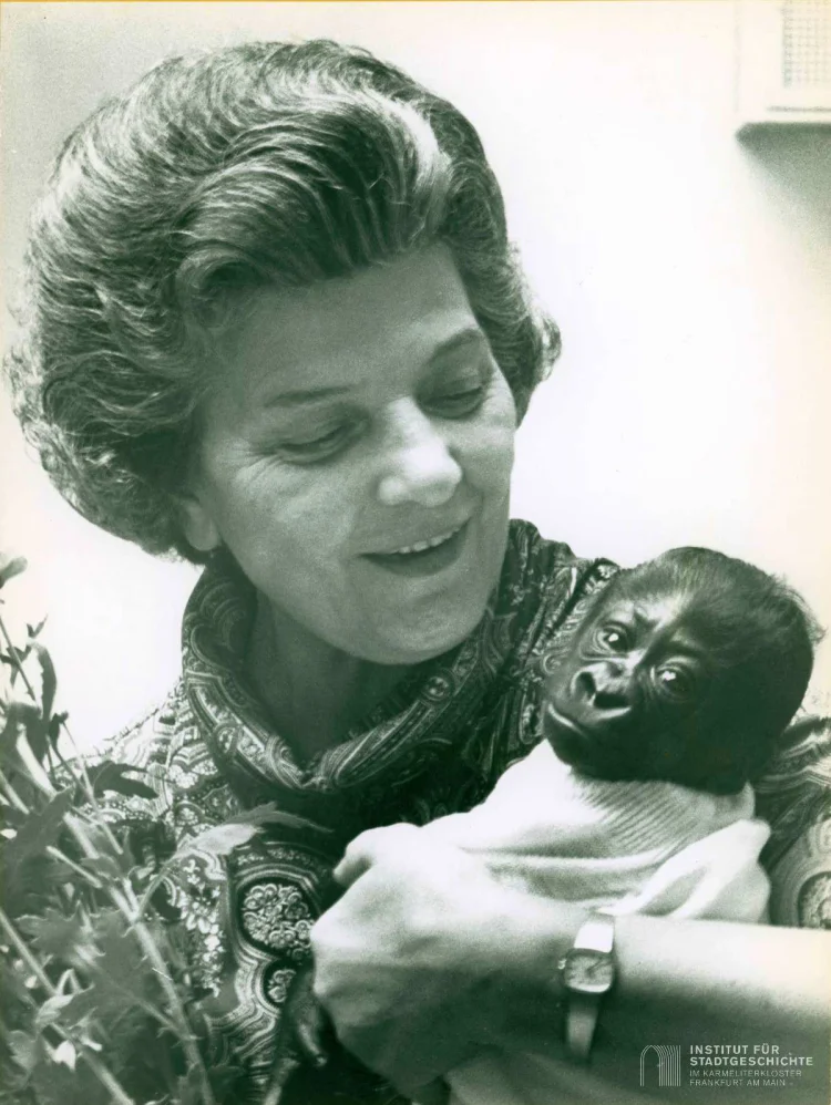 Lia Wöhr mit Gorillapatenkind, 1978 | © Foto: ISG FFM Best. S7P Nr. 1998-15412, Foto: Renate Dabrowski