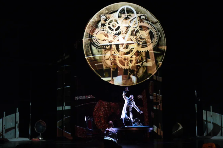 Oper Frankfurt, Bildmitte Alexander Tsymbalyuk (Boris Godunow) und Michael McCown (Gottesnarr; davor kniend) | © Foto: Barbara Aumüller