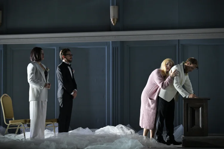 Oper Frankfurt v.l.n.r. Kelsey Lauritano (Dorabella), Magnus Dietrich (Ferrando), Teona Todua (Fiordiligi) und Jonas Müller (Guglielmo)  | © Foto: Barbara Aumüller