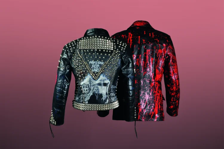 Punker-Lederjacke, Deutschland 1980er-Jahre und Polizei-Lederjacke nach Farbbeutelbewurf, Striwa International, Deutschland 1980 | &copy; Foto: Deutsches Ledermuseum, C. Perl-Appl