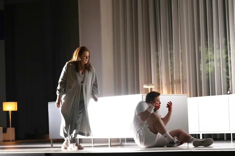Premiere an der Oper Frankfurt_Tamara Wilson (Lady Macbeth) und Nicholas Brownlee (Macbeth; sitzend) | © Foto: Monika Ritterhaus